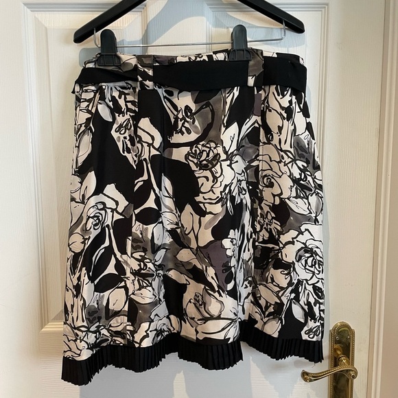 100% SILK black and white floral pleated skirt - Picture 4 of 4